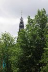 Oude Kerks spir over friskt udsprungne træer
